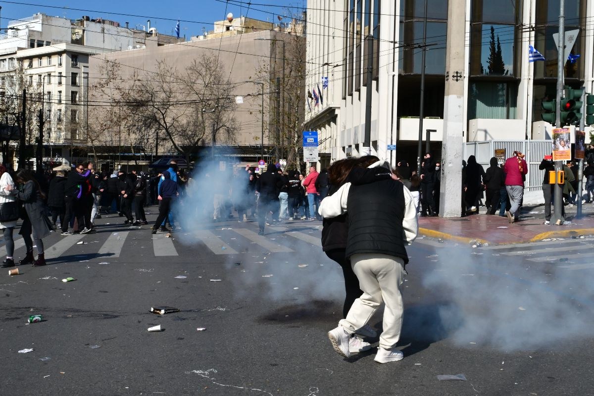 Επεισόδια στο συλλαλητήριο για τα Τέμπη