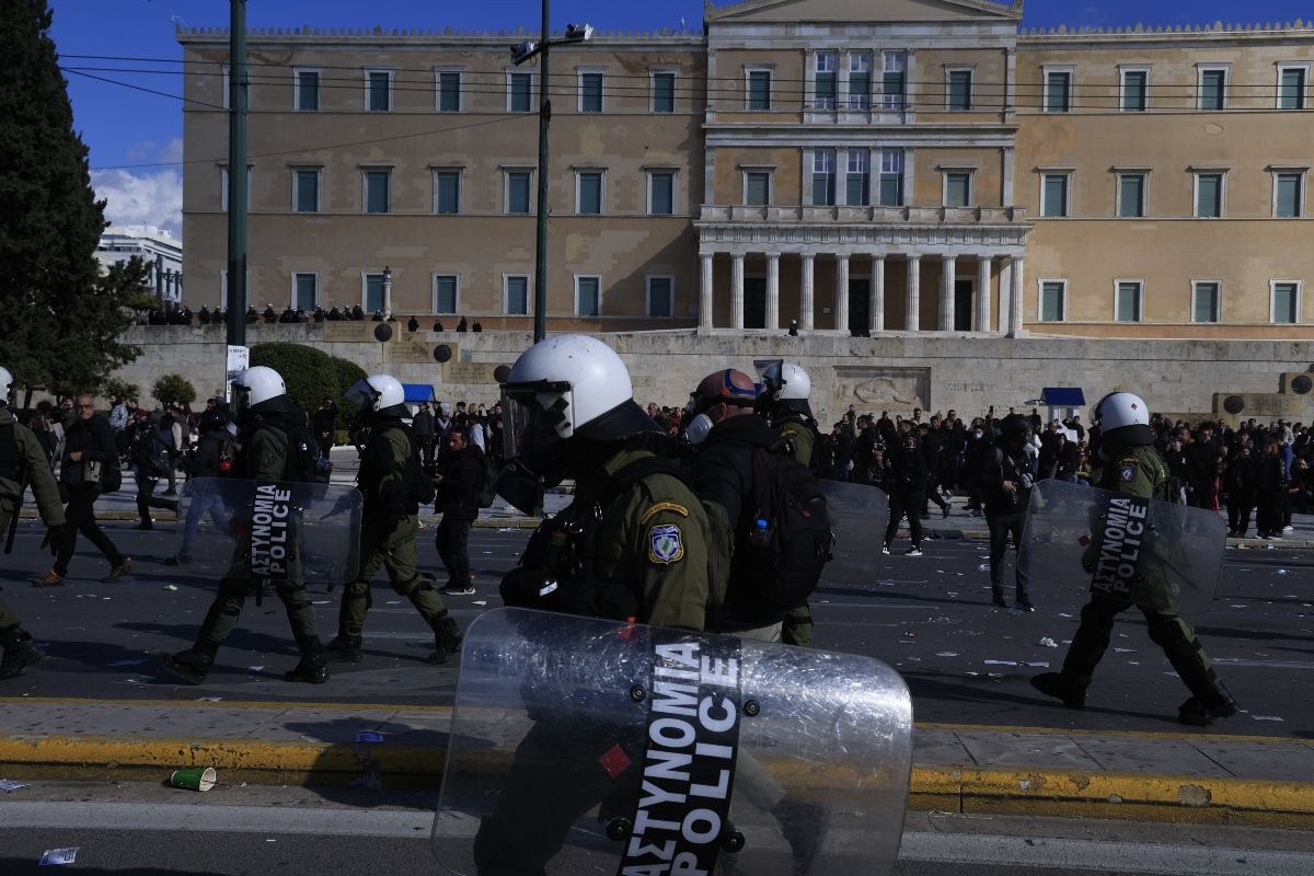Επεισόδια στο συλλαλητήριο για τα Τέμπη