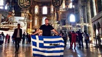 Έλληνας ύψωσε τη σημαία μέσα στην Αγιά Σοφιά ανήμερα της 25ης Μαρτίου