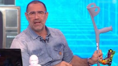 Ο Αντώνης Κανάκης με πατερίτσα