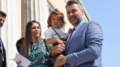 Ο Γιάννης Καλλιάνος με τη σύζυγό του Χάρις Δαμιανού και το παιδί τους