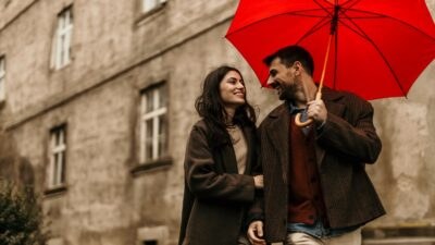 Γυναίκα με σύντροφο στον δρόμο