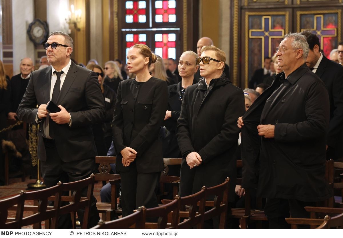 Μεσσαροπούλου κατά Λιάγκα για την κηδεία της Μαρινέλλας: «Βάλαμε στο κοστολόγιο το πόσο κόστιζε το κάθε στεφάνι; Έλεος»