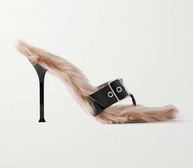 Η Ζόζεφιν με fashion-forward στυλ και γούνινα πέδιλα αξίας 1.350 ευρώ που σχολιάστηκαν