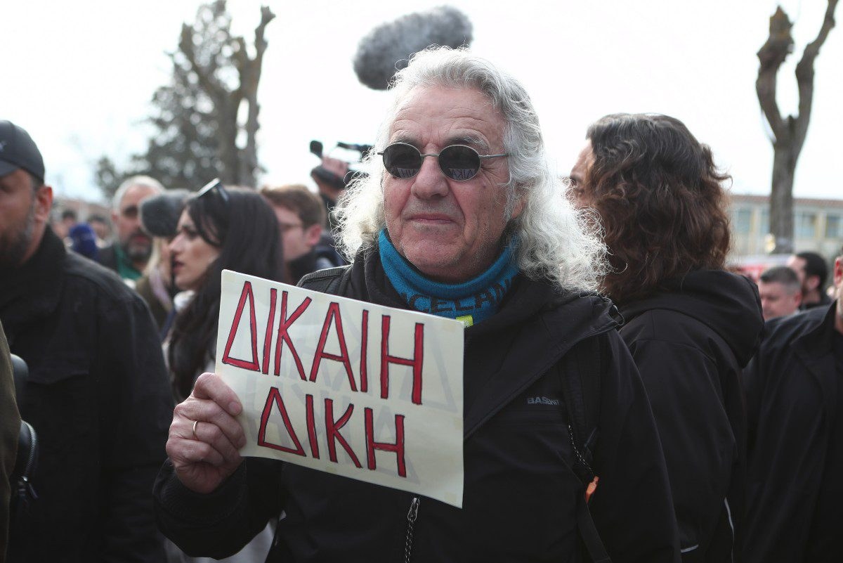 Δίκη για τα Τέμπη: «Θα σε σκίσω» - Ένταση μεταξύ συγγενών των θυμάτων και κατηγορουμένων