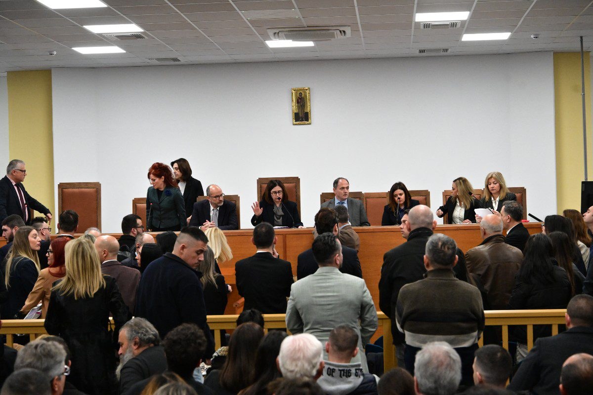 Δίκη για τα Τέμπη: «Θα σε σκίσω» - Ένταση μεταξύ συγγενών των θυμάτων και κατηγορουμένων