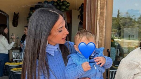 Η Ανθή Βούλγαρη αγκαλιά με τον γιο της