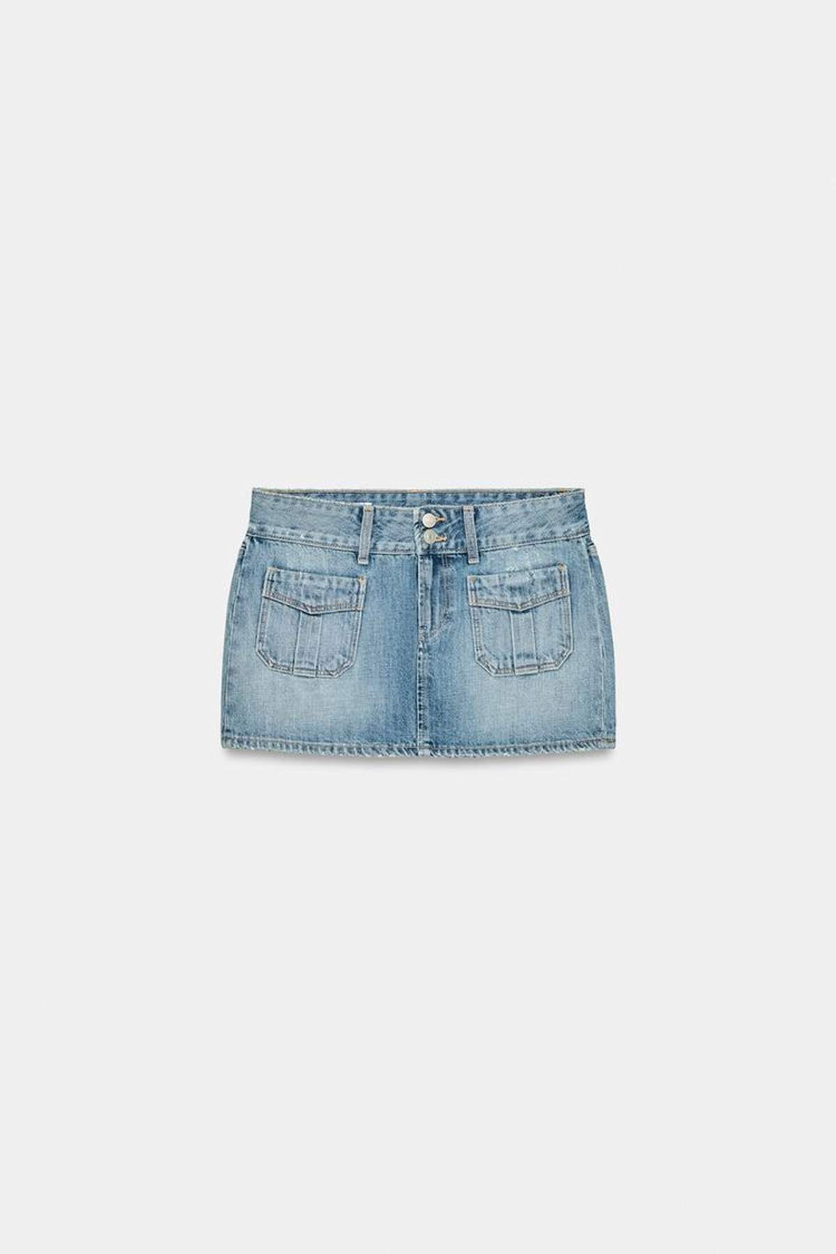 Η μίνι φούστα Zara των 22,95 ευρώ είναι το viral κομμάτι για ένα εύκολο street style look