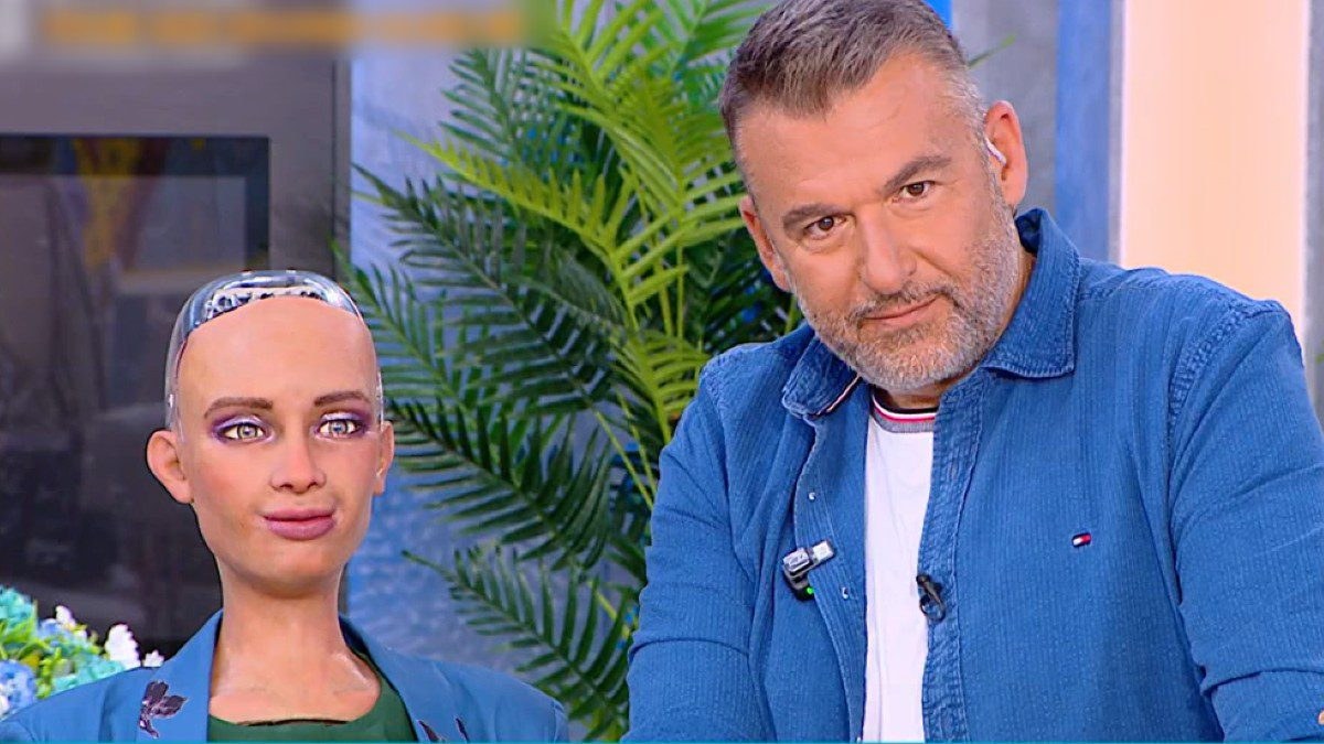 Ο Γιώργος Λιάγκας με το ρομπότ Σοφία