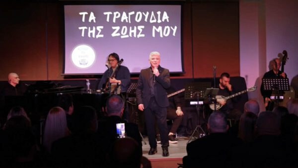 Στιγμιότυπο από τη συναυλία του Δημήτρη Γιώτη