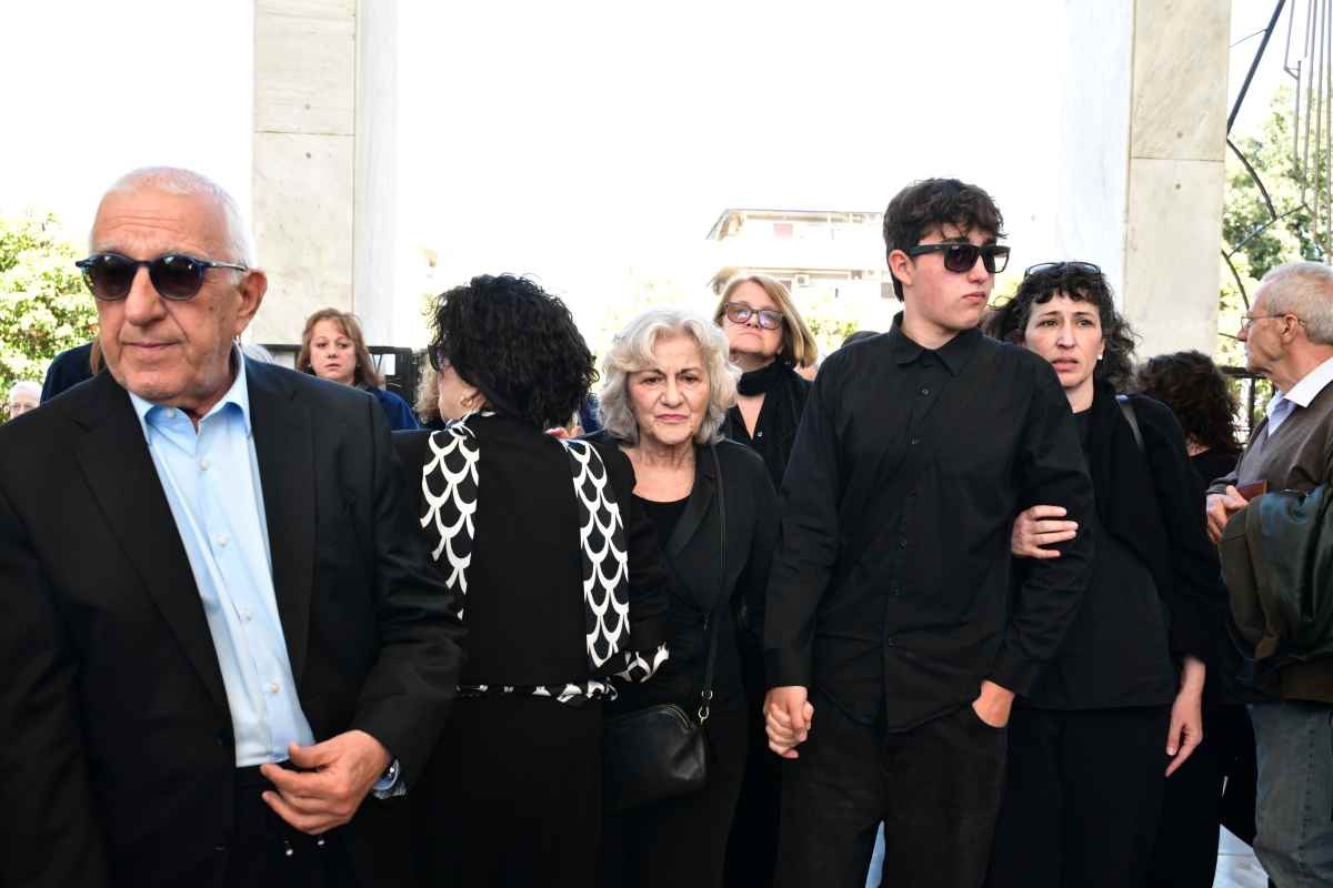 Θεανώ Φωτίου: Τραγική φιγούρα στην κηδεία του γιου της, Βασίλη - Με δάκρυα στα μάτια ο γιος του (Συγκλονιστικές εικόνες)