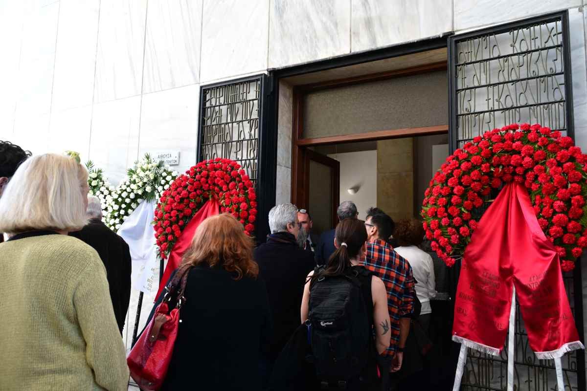 Θεανώ Φωτίου: Τραγική φιγούρα στην κηδεία του γιου της, Βασίλη - Με δάκρυα στα μάτια ο γιος του (Συγκλονιστικές εικόνες)