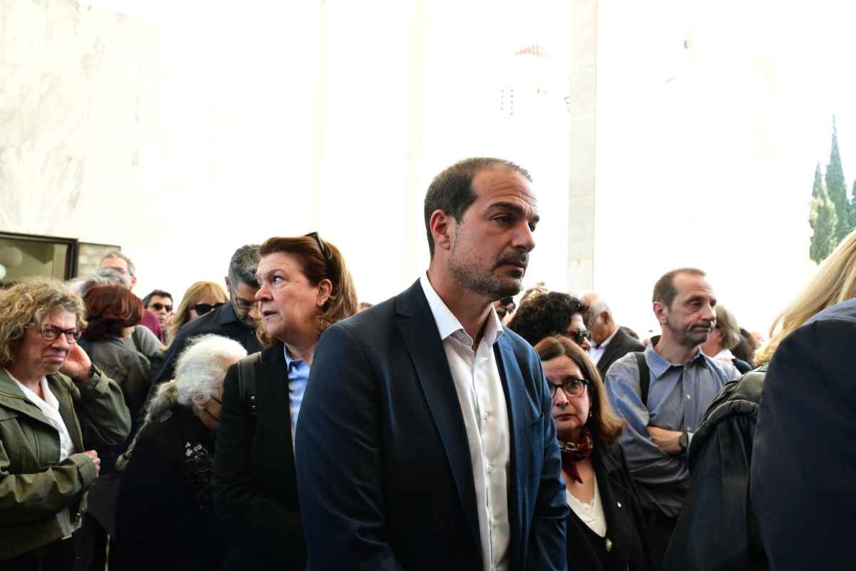 Θεανώ Φωτίου: Τραγική φιγούρα στην κηδεία του γιου της, Βασίλη - Με δάκρυα στα μάτια ο γιος του (Συγκλονιστικές εικόνες)
