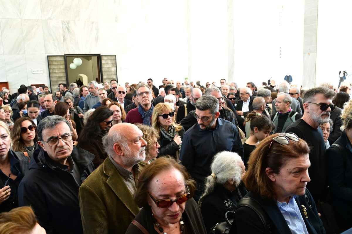 Θεανώ Φωτίου: Τραγική φιγούρα στην κηδεία του γιου της, Βασίλη - Με δάκρυα στα μάτια ο γιος του (Συγκλονιστικές εικόνες)