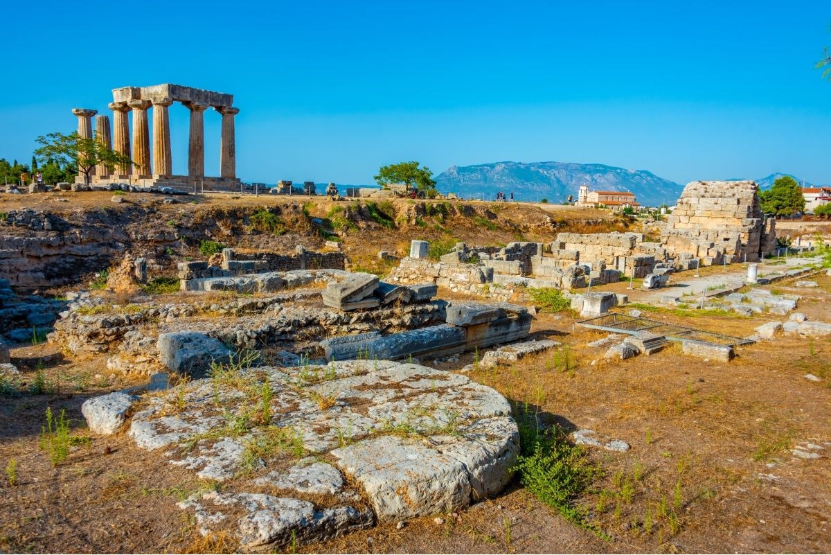 Πάσχα στην Κορινθία: Μονοπάτια, παραλίες και παραδοσιακά Χωριά