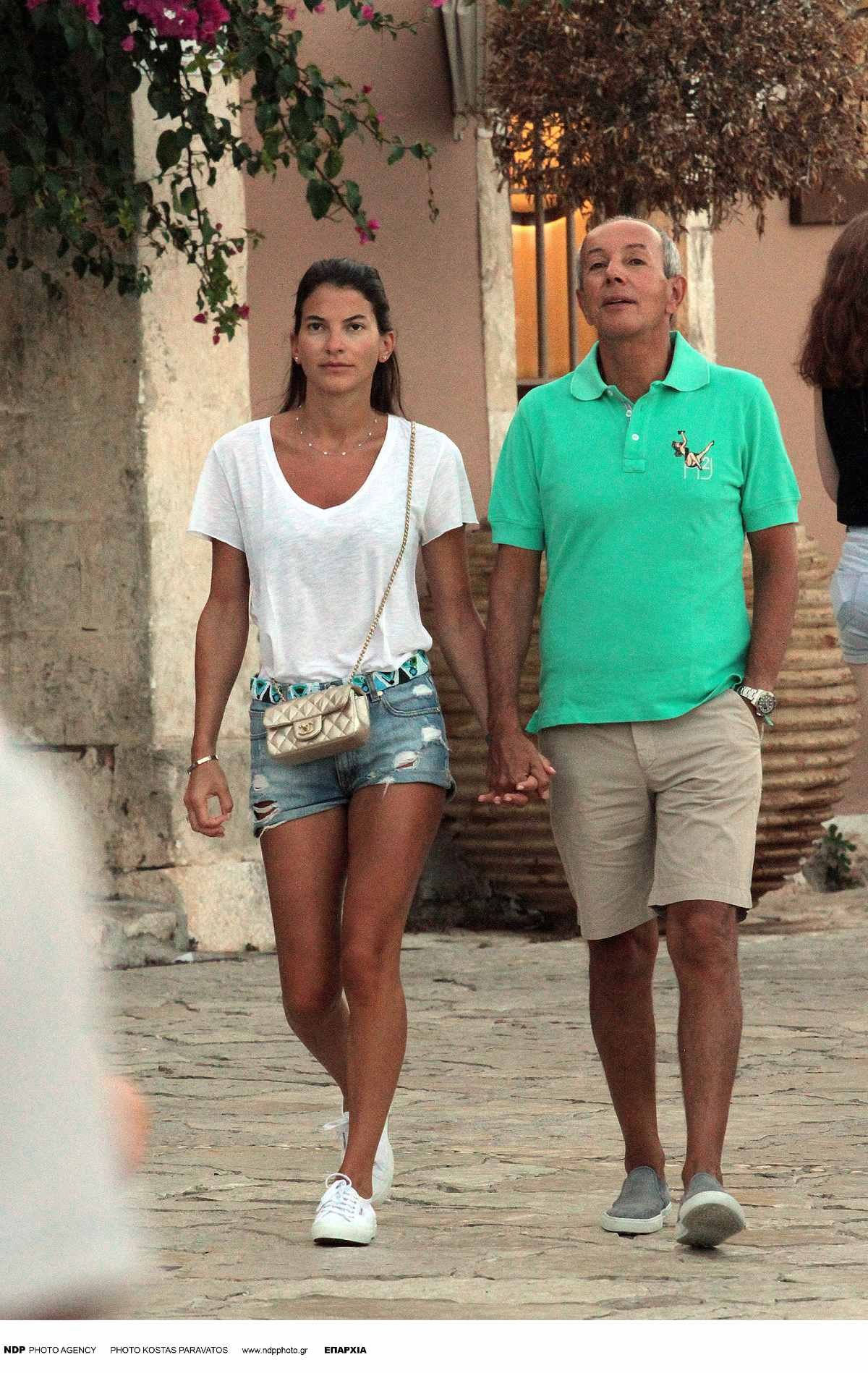 Άννα Βίσση: Όσα δεν έδειξαν οι κάμερες - Η σφιχτή αγκαλιά με την Δήμητρα Κούστα στο τέλος της συναυλίας στο ΟΑΚΑ (Βίντεο)