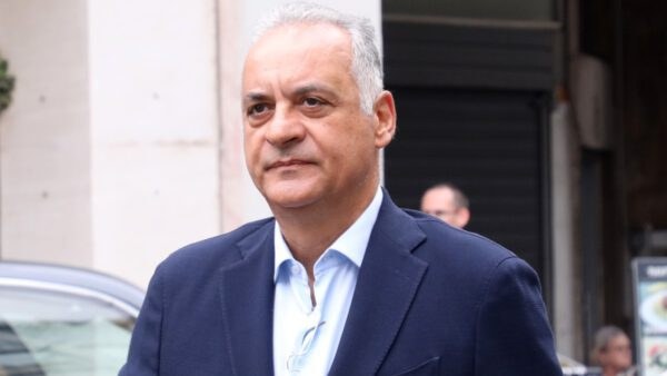 Δύσκολες ώρες βιώνει ο ευρωβουλευτής της ΝΔ, Μανώλης Κεφαλογιάννης, καθώς έφυγε από τη ζωή η μητέρα του. Την δυσάρεστη είδηση μετέφερε ο ίδιος με μια ανάρτηση που έκανε στο προσωπικό του προφίλ στο Facebook. Η ανακοίνωση του Κεφαλογιάννη για το θάνατο της μητέρας του «Καλό ταξίδι μάνα μου αγαπημένη. Ήσουν μια σπουδαία κυρία για την κοινωνία και την οικογένεια» έγραψε στον αποχαιρετισμό του στη μητέρα του ο Μανώλης Κεφαλογιάννης. Η προεπισκόπηση της HTML δεν είναι ακόμη πλήρως προσβάσιμη. Αλλάξτε το πρόγραμμα ανάγνωσης οθόνης σε εικονική λειτουργία για να πλοηγηθείτε στο παρακάτω iFrame. Ποιος είναι ο Μανώλης Κεφαλογιάννης Ξεκίνησε την πολιτική του δράση ως μέλος της ΟΝΝΕΔ το 1974 και διετέλεσε Πρόεδρος της ΔΑΠ-ΝΔΦΚ στη Μεγάλη Βρετανία. Το 1990 πολιτεύθηκε για πρώτη φορά και εξελέγη βουλευτής της Νέας Δημοκρατίας στο Νομό Ηρακλείου. Από τότε εξελέγη συνεχώς στις εκλογές του 1993, 1996, 2000, 2004, 2007, 2009 και του 2012. Διετέλεσε υπουργός Εμπορικής Ναυτιλίας, από το Μάρτιο του 2004 έως το Σεπτέμβριο του 2007. Από το 2007 εκπροσωπεί την Ελλάδα στη διακοινοβουλευτική διάσκεψη του Συμβουλίου της Ευρώπης και είναι Πρόεδρος της Επιτροπής Ελληνοαραβικής φιλίας. Το 2009 τοποθετήθηκε κοινοβουλευτικός εκπρόσωπος της Νέας Δημοκρατίας. Τον Ιούλιο του 2012, ανακοινώθηκε ότι αναλαμβάνει ξανά την κοινοβουλευτική εκπροσώπηση της Κοινοβουλευτικής Ομάδας του κόμματος, κυρίως σε νομοσχέδια οικονομικού περιεχομένου. Στις 30 Αυγούστου 2012 εκλέχθηκε Γραμματέας Πολιτικής Επιτροπής της Νέας Δημοκρατίας, έχοντας την στήριξη του προέδρου του κόμματος Αντώνη Σαμαρά. Εχει τιμηθεί με το Σταυρό των Αποστόλων Παύλου και Τίτου της Εκκλησίας της Κρήτης. (Ι. Μητρόπολη Αρκαλοχωρίου, Καστελλίου και Βιάννου, Οικουμενικό Πατριαρχείο). Μανώλης Κεφαλογιάννης