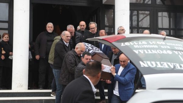 Κηδεία Μπορμπόκη: Σπάραξε στο κλάμα ο αδερφός του - Εικόνες