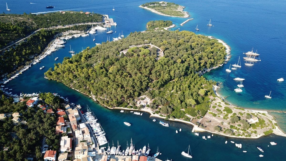 Παξοί: Ένα ταξίδι αυθεντικής ομορφιάς ανάμεσα σε ελαιώνες και σμαραγδένια νερά