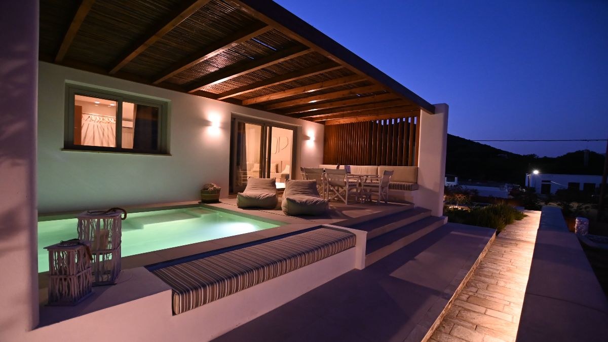 pefki luxury suites