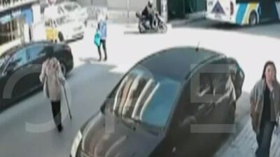 ΕΦΚΑ: Βίντεο ντοκουμέντο από τον 89χρονο που μπαίνει στο ΕΦΚΑ με την καραμπίνα