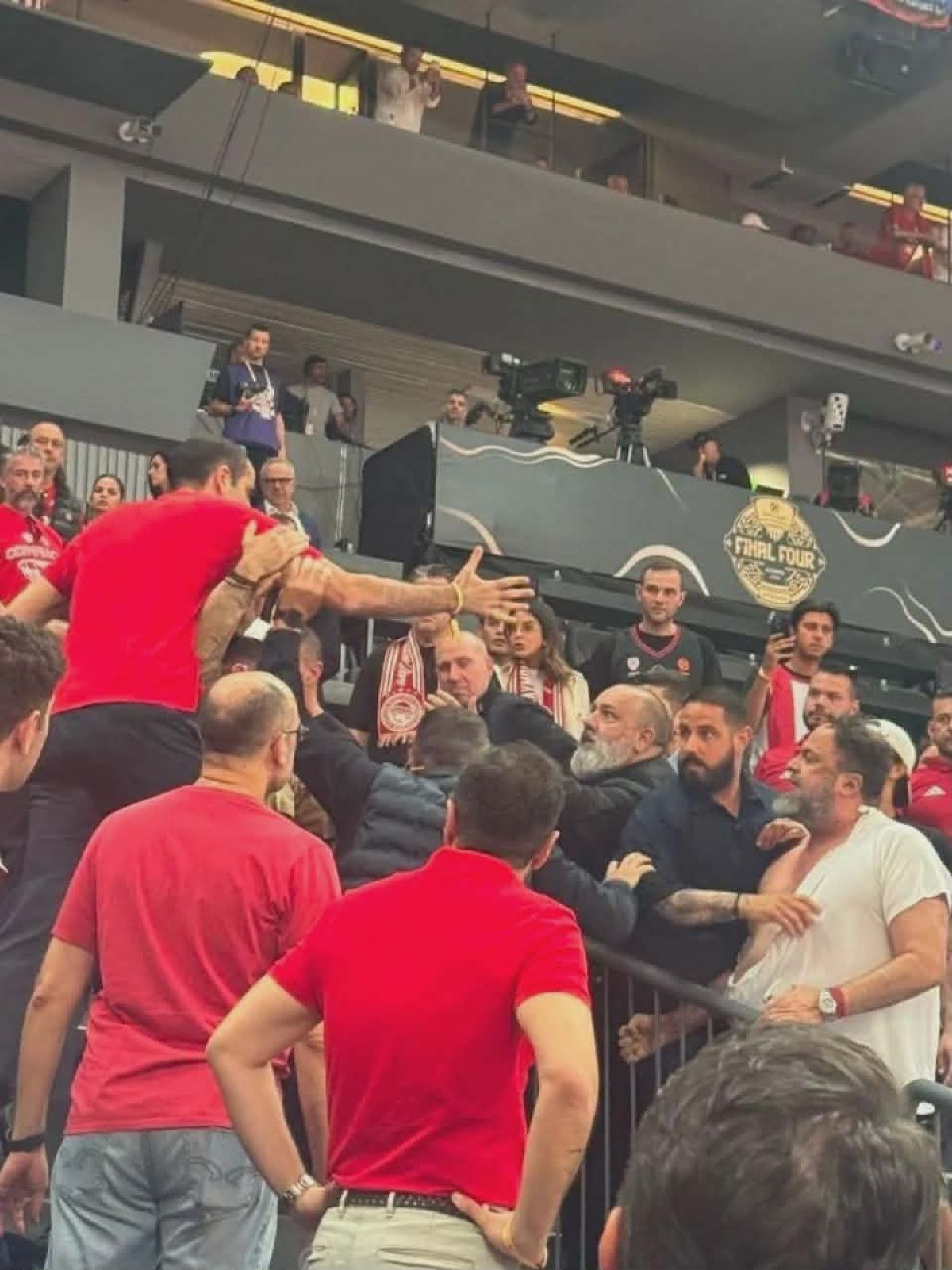 Επεισόδιο με Βαγγέλη Μαρινάκης και Γρηγόρη Δημητριάδης