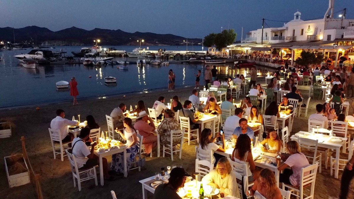 Μήλος: 70+ παραλίες και όλες είναι όνειρο – γιατί πρέπει να πας τώρα