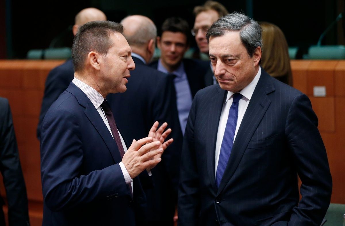 Γιάννης Στουρνάρας, Υπουργός Οικονομικών 2013-2014, και Μάριο Ντράγκι, Πρόεδρος της Ευρωπαϊκής Κεντρικής Τράπεζας 2011-2019, στο Γιούρογκρουπ στις 17 Δεκεμβρίου 2013 Reuters