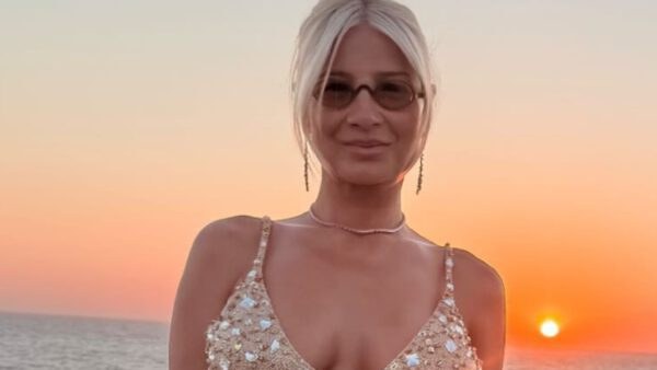 Η Φαίη Σκορδά στον γάμο της Αθηνάς Οικονομάκου