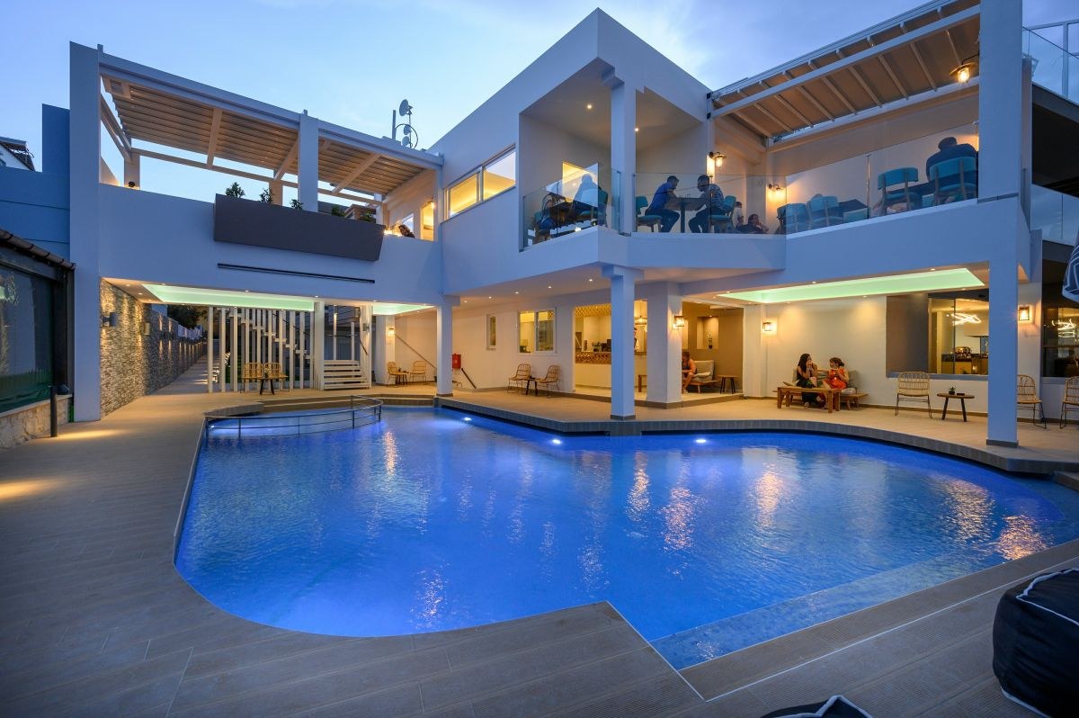 Βραδινή όψη του Mare Boutique με φωτισμένη πισίνα και σύγχρονη αρχιτεκτονική