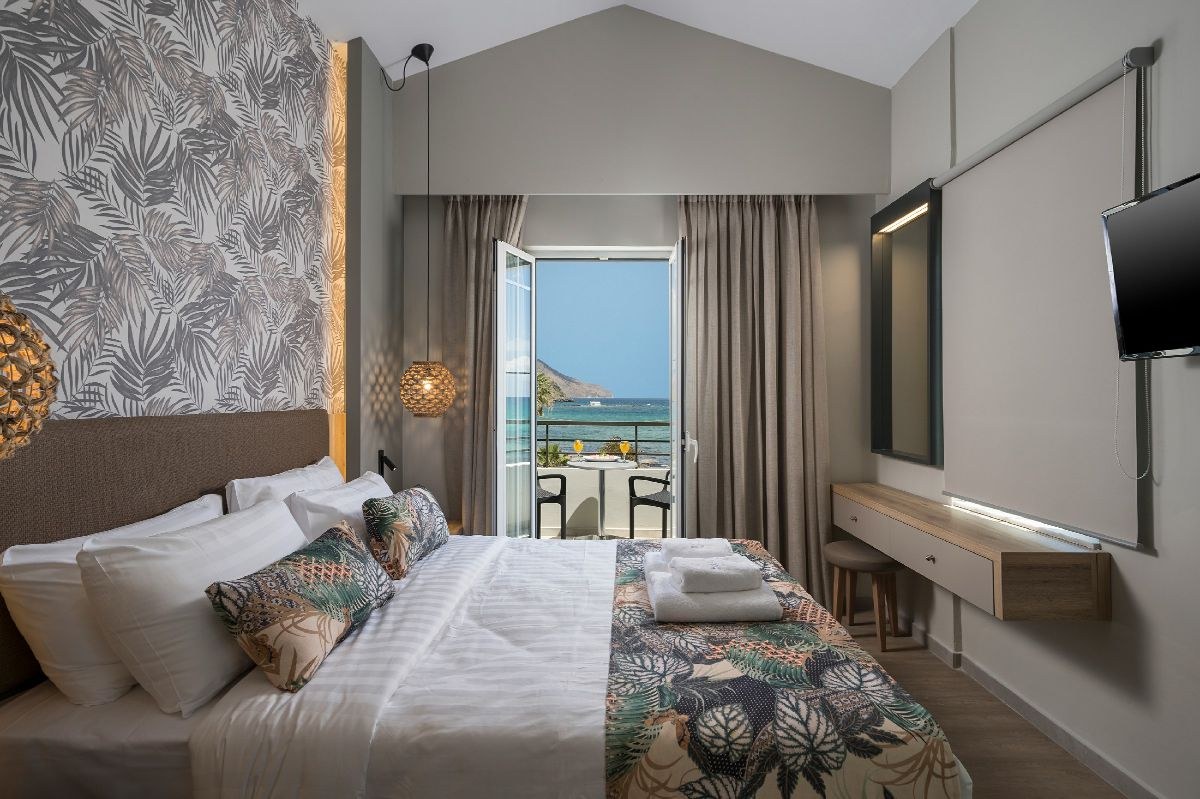 Δωμάτιο στο Mare Blue Suites στη Γεωργιούπολη με μοντέρνα διακόσμηση