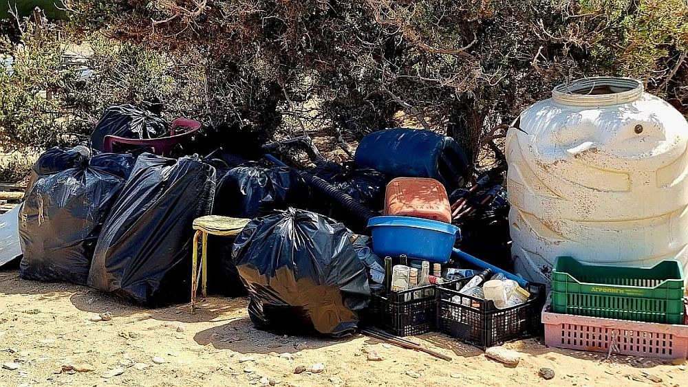 Ακόμα μια φωτογραφία χάους από τα σκουπίδια που επικρατούσε στις παραλίες της Γαύδου