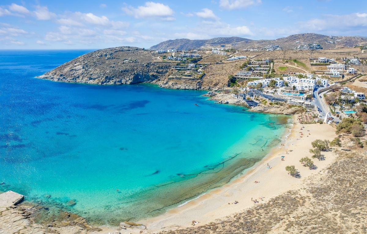H παραλία της Αγίας Άννας στον Καλαφάτη της Μυκόνου