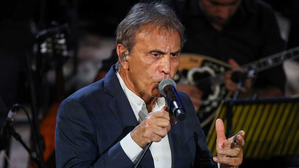 Επώνυμοι και Γιώργος Νταλάρας