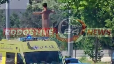γυμνός άνδρας σε δρόμο της Ρόδου