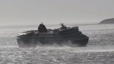 Μάχη με τα κύματα για το Τήνος SuperFerry