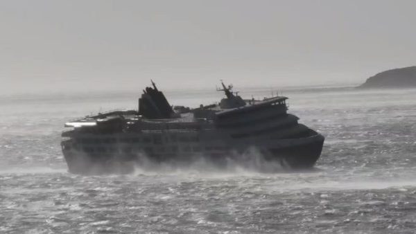 Μάχη με τα κύματα για το Τήνος SuperFerry