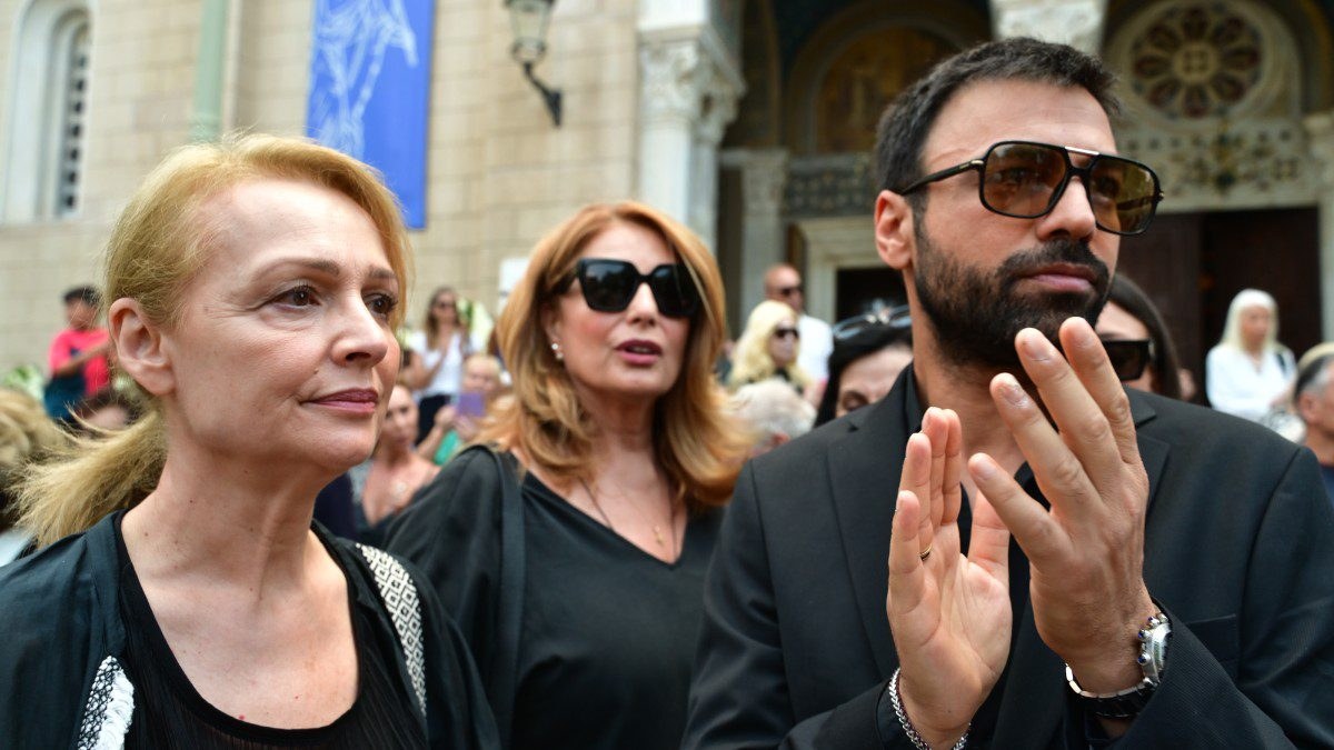 Κηδεία Κοντού χειροκρότημα
