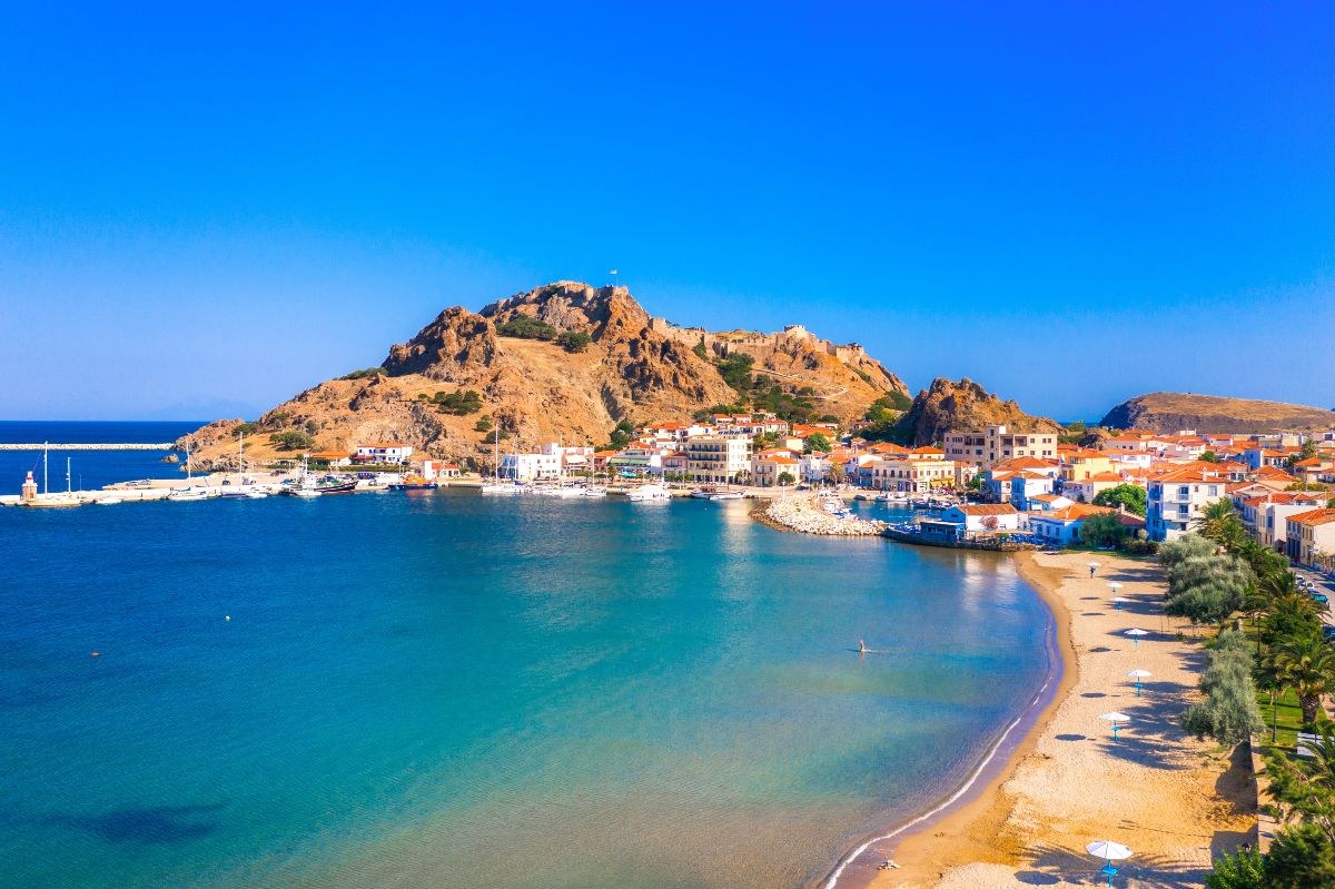 Οι διακοπές του τζαμπατζή: Αυτό είναι το ελληνικό νησί που μπορείς να περάσεις ολόκληρη τη μέρα με μόλις 15 ευρώ