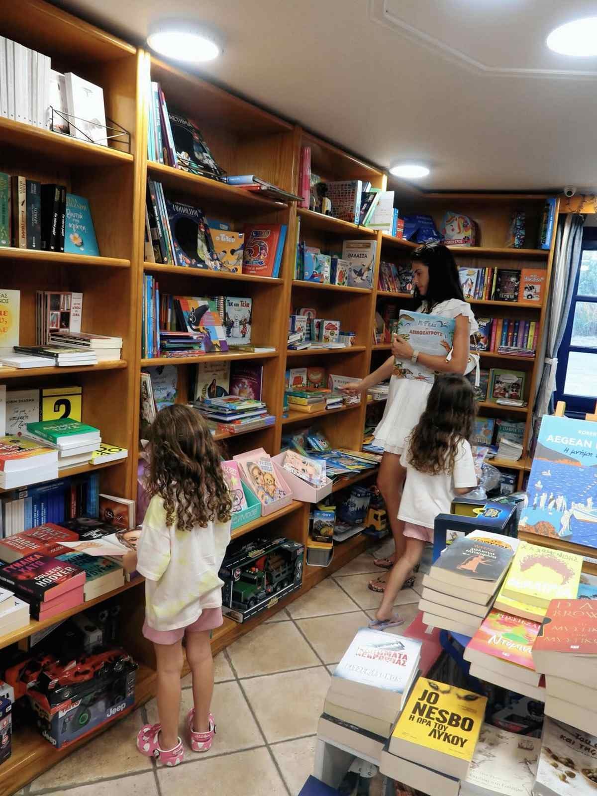 Η Χριστίνα Μπόμπα με τις κόρες της