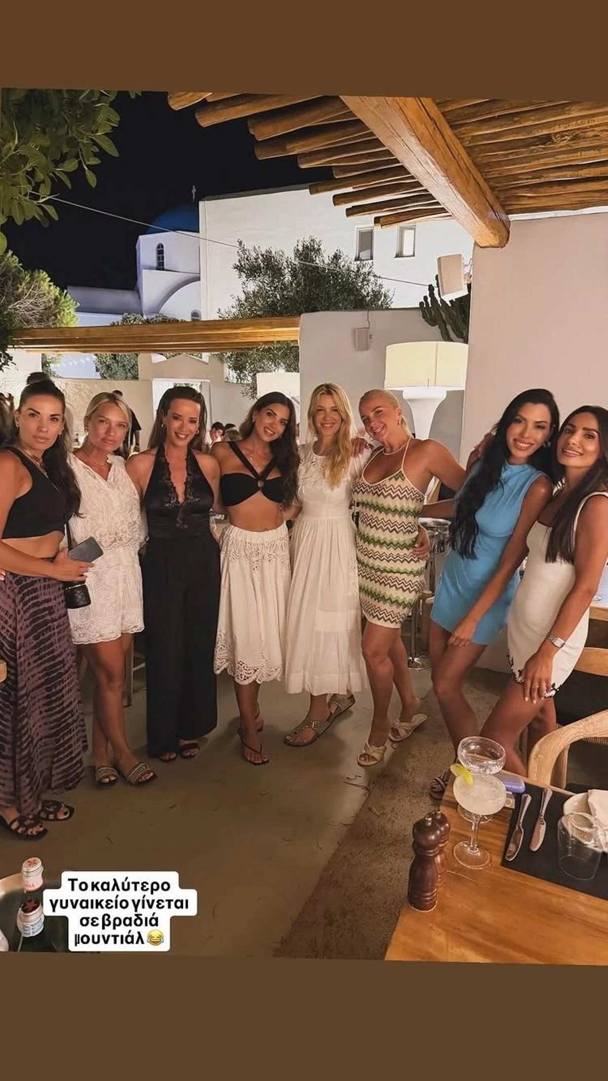 H Σταματίνα Τσιμτσιλή με φίλες της στην Πάρο
