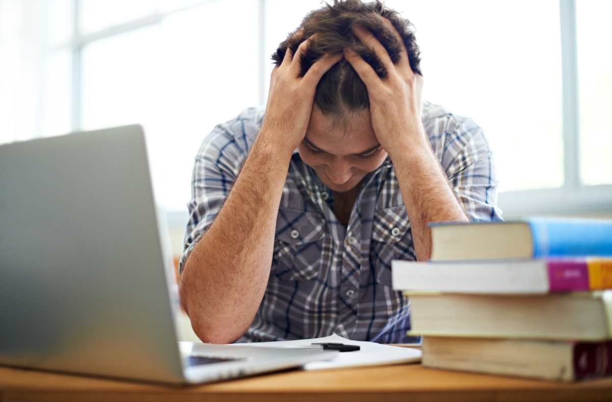Φοιτητής στο πανεπιστήμιο πελαγωμένος