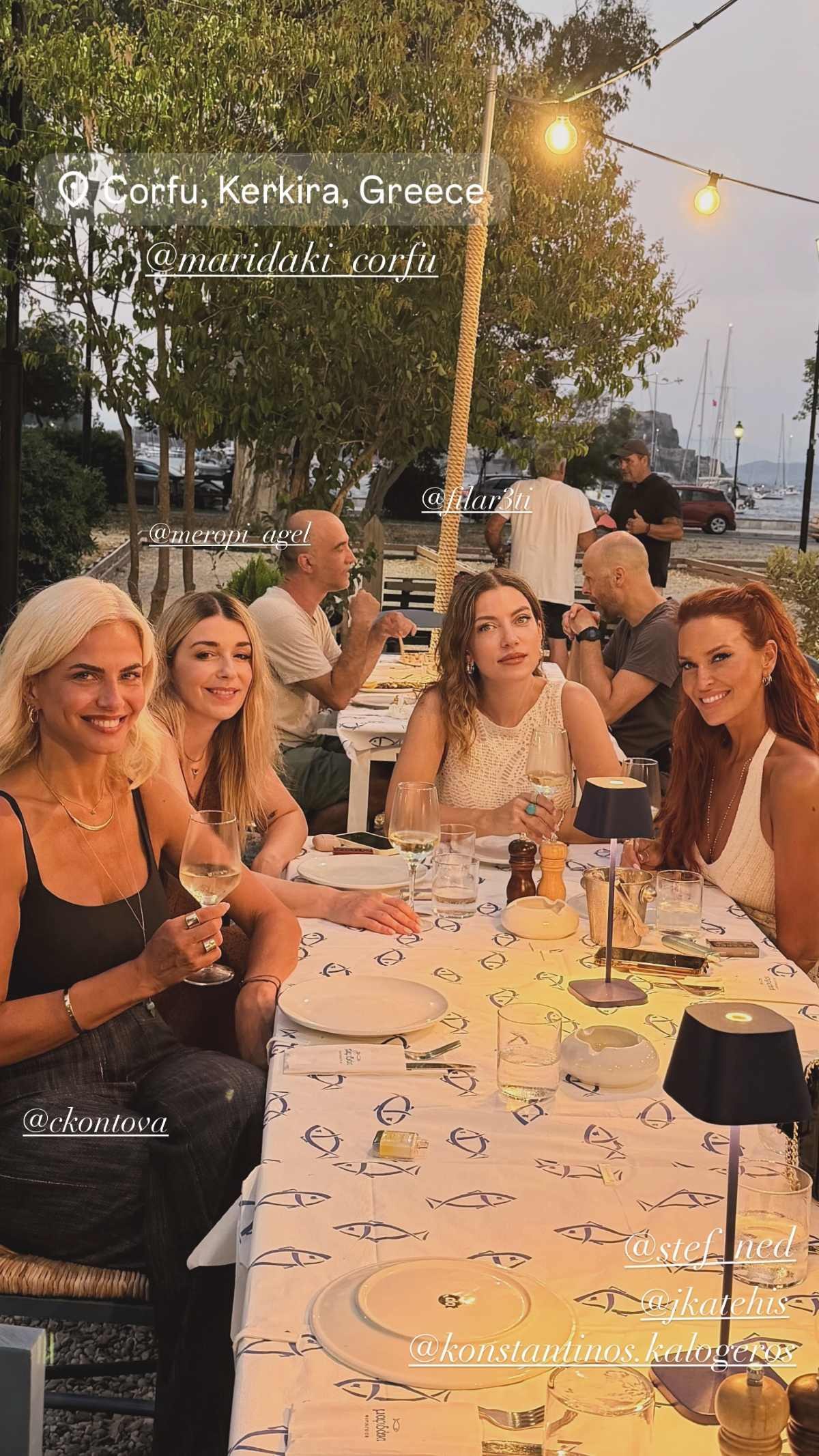 Η Σίσσυ Χρηστίδου με την παρέα της στο «Μαριδάκι»