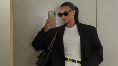 κοπέλα φοράει σπορ σύνολο με αθλητικά