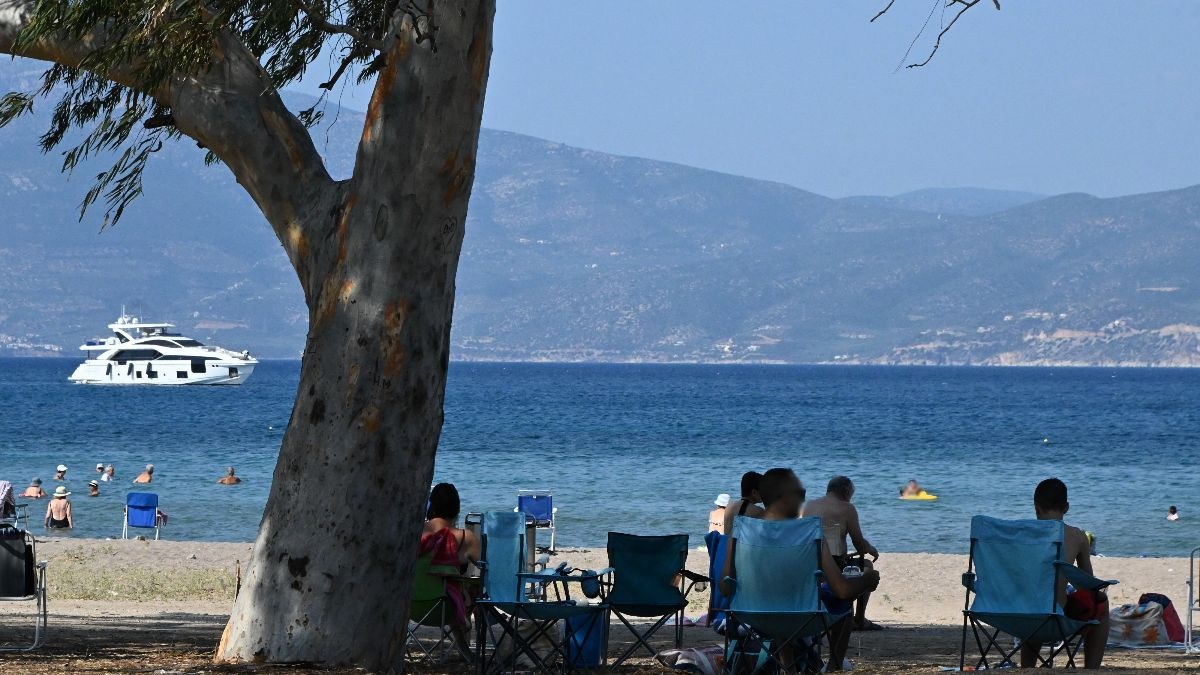 άνθρωποι κάθονται στην παραλία