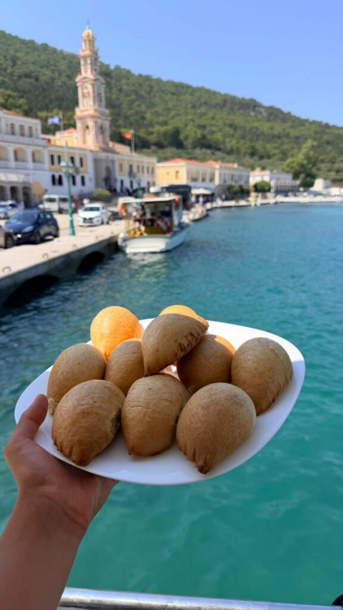 Η Φαίη Σκορδά στη Σύμη