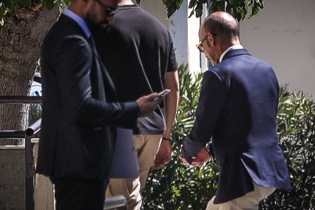 Γιώργος Μαζωνάκης: Με χειροπέδες στην Ευελπίδων οι δύο γιατροί