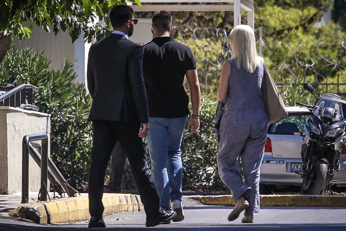 Γιώργος Μαζωνάκης: Με χειροπέδες στην Ευελπίδων οι δύο γιατροί