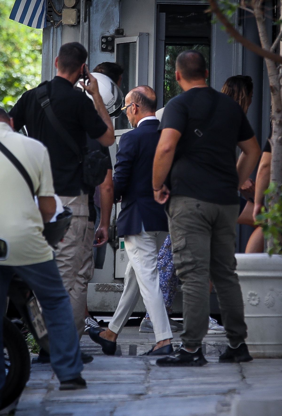Γιώργος Μαζωνάκης: Με χειροπέδες στην Ευελπίδων οι δύο γιατροί