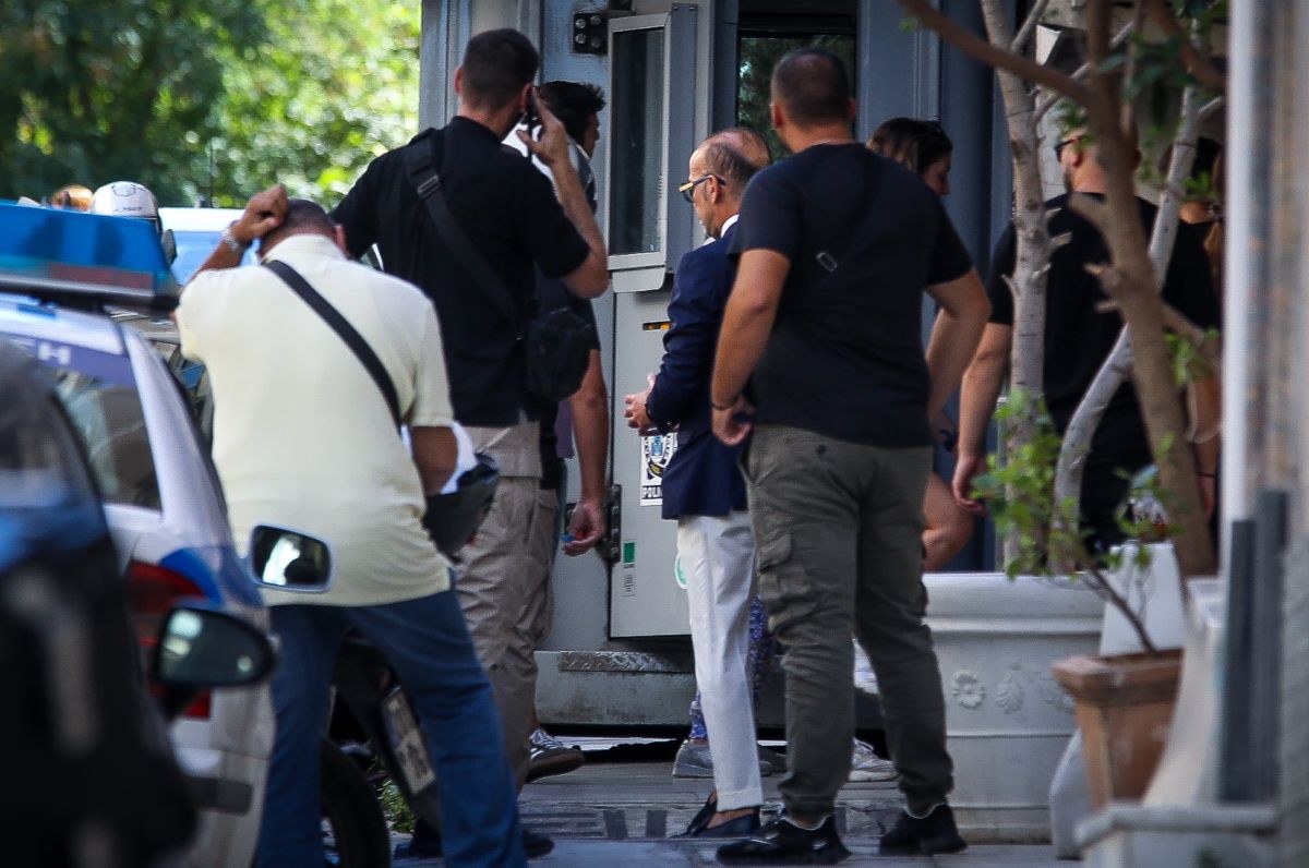 Γιώργος Μαζωνάκης: Με χειροπέδες στην Ευελπίδων οι δύο γιατροί